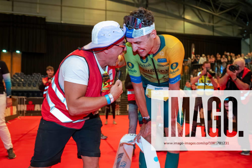 Leipzig - Triathlon-Premiere in Leipzig: Willy Hirsch und Caroline Pohle gewinnen Ironman 70.3, Leipziger Geschwister auf Platz 2 (Teil 2) 23.08.2026 ab 8 Uhr¨Stadtgebiet Leipzig und Umland ¨Fotograf: EHL Media Erik-Holm Langhof Im Foto: Wilhelm Willy Hirsch, Erster Platz Am Sonntagmorgen startete am Cospudener See erstmals ein Ironman 70.3 in Leipzig. Sportamtsleiterin Katja Büchel gab um 8 Uhr den Startschuss für die männlichen Profis, fünf Minuten später folgten die Profi-Frauen sowie weitere Minuten später Hunderte Amateur-Sportler. Insgesamt nahmen rund 2.500 Triathleten an der Veranstaltung teil. Vor ihnen lagen 1,9 Kilometer Schwimmen, 90 Kilometer Radfahren durch das Leipziger Neuseenland sowie ein abschließender Halbmarathon insgesamt rund 113 Kilometer. Schlussendlich setzte sich bei den Männern Wilhelm Willy Hirsch durch und gewann die Leipziger Premiere. Der Leipziger Triathlet Rico Bogen belegte den zweiten Platz, der Franzose Pierre Dupuy kam auf Platz drei. Das Rennen der Frauen entschied Caroline Pohle für sich. Bogens Schwester Bianca Bogen erreichte ebenfalls Platz zwei. Auf den dritten Podestplatz bei den Frauen kam Brooke Gillies aus Großbritannien. Leipzig Sachsen Deutschland