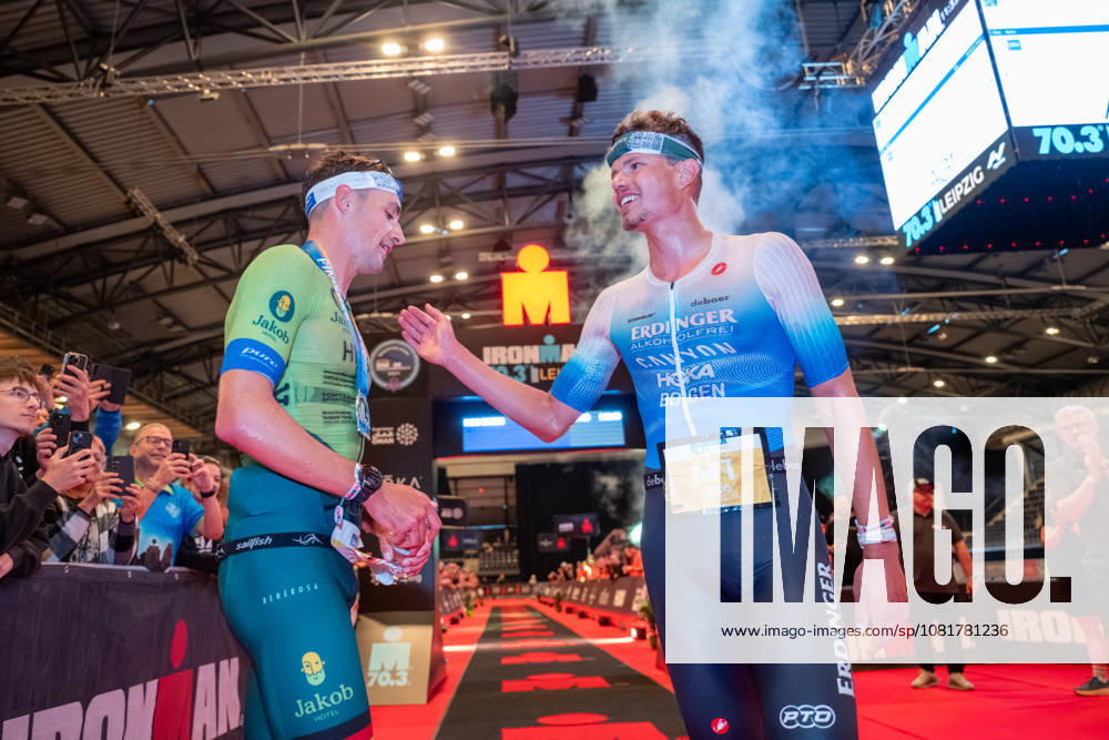 Leipzig - Triathlon-Premiere in Leipzig: Willy Hirsch und Caroline Pohle gewinnen Ironman 70.3, Leipziger Geschwister auf Platz 2 (Teil 2) 23.08.2026 ab 8 Uhr¨Stadtgebiet Leipzig und Umland ¨Fotograf: EHL Media Erik-Holm Langhof Im Foto: Wilhelm Willy Hirsch, Erster Platz (links) und Rico Bogen, Zweiter Platz Am Sonntagmorgen startete am Cospudener See erstmals ein Ironman 70.3 in Leipzig. Sportamtsleiterin Katja Büchel gab um 8 Uhr den Startschuss für die männlichen Profis, fünf Minuten später folgten die Profi-Frauen sowie weitere Minuten später Hunderte Amateur-Sportler. Insgesamt nahmen rund 2.500 Triathleten an der Veranstaltung teil. Vor ihnen lagen 1,9 Kilometer Schwimmen, 90 Kilometer Radfahren durch das Leipziger Neuseenland sowie ein abschließender Halbmarathon insgesamt rund 113 Kilometer. Schlussendlich setzte sich bei den Männern Wilhelm Willy Hirsch durch und gewann die Leipziger Premiere. Der Leipziger Triathlet Rico Bogen belegte den zweiten Platz, der Franzose Pierre Dupuy kam auf Platz drei. Das Rennen der Frauen entschied Caroline Pohle für sich. Bogens Schwester Bianca Bogen erreichte ebenfalls Platz zwei. Auf den dritten Podestplatz bei den Frauen kam Brooke Gillies aus Großbritannien. Leipzig Sachsen Deutschland