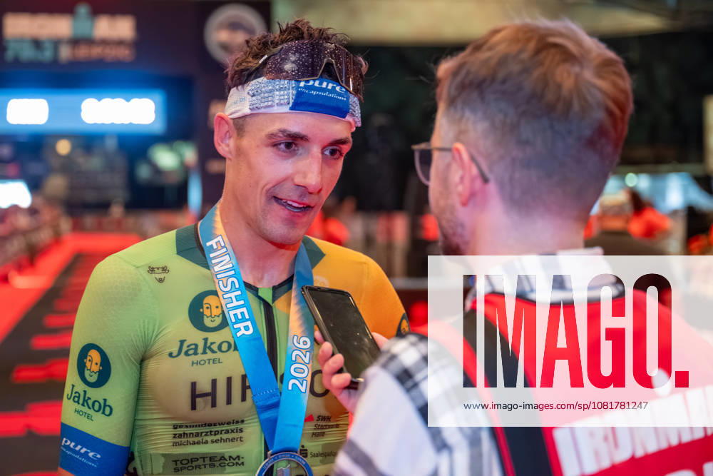 Leipzig - Triathlon-Premiere in Leipzig: Willy Hirsch und Caroline Pohle gewinnen Ironman 70.3, Leipziger Geschwister auf Platz 2 (Teil 2) 23.08.2026 ab 8 Uhr¨Stadtgebiet Leipzig und Umland ¨Fotograf: EHL Media Erik-Holm Langhof Im Foto: Wilhelm Willy Hirsch, Erster Platz Am Sonntagmorgen startete am Cospudener See erstmals ein Ironman 70.3 in Leipzig. Sportamtsleiterin Katja Büchel gab um 8 Uhr den Startschuss für die männlichen Profis, fünf Minuten später folgten die Profi-Frauen sowie weitere Minuten später Hunderte Amateur-Sportler. Insgesamt nahmen rund 2.500 Triathleten an der Veranstaltung teil. Vor ihnen lagen 1,9 Kilometer Schwimmen, 90 Kilometer Radfahren durch das Leipziger Neuseenland sowie ein abschließender Halbmarathon insgesamt rund 113 Kilometer. Schlussendlich setzte sich bei den Männern Wilhelm Willy Hirsch durch und gewann die Leipziger Premiere. Der Leipziger Triathlet Rico Bogen belegte den zweiten Platz, der Franzose Pierre Dupuy kam auf Platz drei. Das Rennen der Frauen entschied Caroline Pohle für sich. Bogens Schwester Bianca Bogen erreichte ebenfalls Platz zwei. Auf den dritten Podestplatz bei den Frauen kam Brooke Gillies aus Großbritannien. Leipzig Sachsen Deutschland