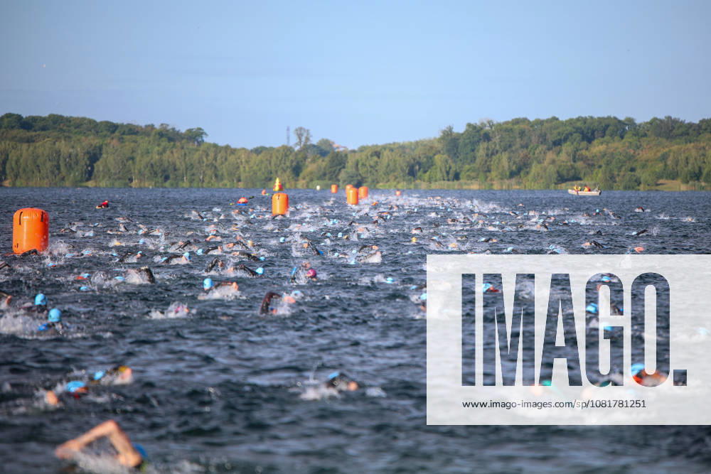 Leipzig - Triathlon-Premiere in Leipzig: Willy Hirsch und Caroline Pohle gewinnen Ironman 70.3, Leipziger Geschwister auf Platz 2 (Teil 2) 23.08.2026 ab 8 Uhr Stadtgebiet Leipzig und Umland Fotograf: EHL Media Erik-Holm Langhof Am Sonntagmorgen startete am Cospudener See erstmals ein Ironman 70.3 in Leipzig. Sportamtsleiterin Katja Büchel gab um 8 Uhr den Startschuss für die männlichen Profis, fünf Minuten später folgten die Profi-Frauen sowie weitere Minuten später Hunderte Amateur-Sportler. Insgesamt nahmen rund 2.500 Triathleten an der Veranstaltung teil. Vor ihnen lagen 1,9 Kilometer Schwimmen, 90 Kilometer Radfahren durch das Leipziger Neuseenland sowie ein abschließender Halbmarathon insgesamt rund 113 Kilometer. Schlussendlich setzte sich bei den Männern Wilhelm Willy Hirsch durch und gewann die Leipziger Premiere. Der Leipziger Triathlet Rico Bogen belegte den zweiten Platz, der Franzose Pierre Dupuy kam auf Platz drei. Das Rennen der Frauen entschied Caroline Pohle für sich. Bogens Schwester Bianca Bogen erreichte ebenfalls Platz zwei. Auf den dritten Podestplatz bei den Frauen kam Brooke Gillies aus Großbritannien. Leipzig Sachsen Deutschland