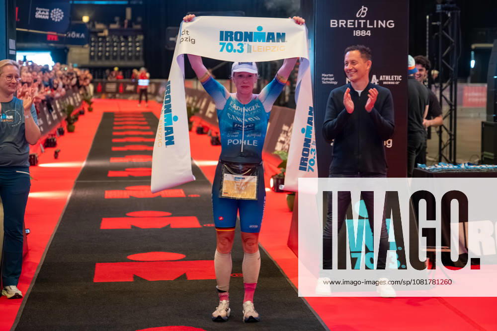 Leipzig - Triathlon-Premiere in Leipzig: Willy Hirsch und Caroline Pohle gewinnen Ironman 70.3, Leipziger Geschwister auf Platz 2 (Teil 2) 23.08.2026 ab 8 Uhr¨Stadtgebiet Leipzig und Umland ¨Fotograf: EHL Media Erik-Holm Langhof Im Foto: Caroline Pohle, Erster Platz Am Sonntagmorgen startete am Cospudener See erstmals ein Ironman 70.3 in Leipzig. Sportamtsleiterin Katja Büchel gab um 8 Uhr den Startschuss für die männlichen Profis, fünf Minuten später folgten die Profi-Frauen sowie weitere Minuten später Hunderte Amateur-Sportler. Insgesamt nahmen rund 2.500 Triathleten an der Veranstaltung teil. Vor ihnen lagen 1,9 Kilometer Schwimmen, 90 Kilometer Radfahren durch das Leipziger Neuseenland sowie ein abschließender Halbmarathon insgesamt rund 113 Kilometer. Schlussendlich setzte sich bei den Männern Wilhelm Willy Hirsch durch und gewann die Leipziger Premiere. Der Leipziger Triathlet Rico Bogen belegte den zweiten Platz, der Franzose Pierre Dupuy kam auf Platz drei. Das Rennen der Frauen entschied Caroline Pohle für sich. Bogens Schwester Bianca Bogen erreichte ebenfalls Platz zwei. Auf den dritten Podestplatz bei den Frauen kam Brooke Gillies aus Großbritannien. Leipzig Sachsen Deutschland