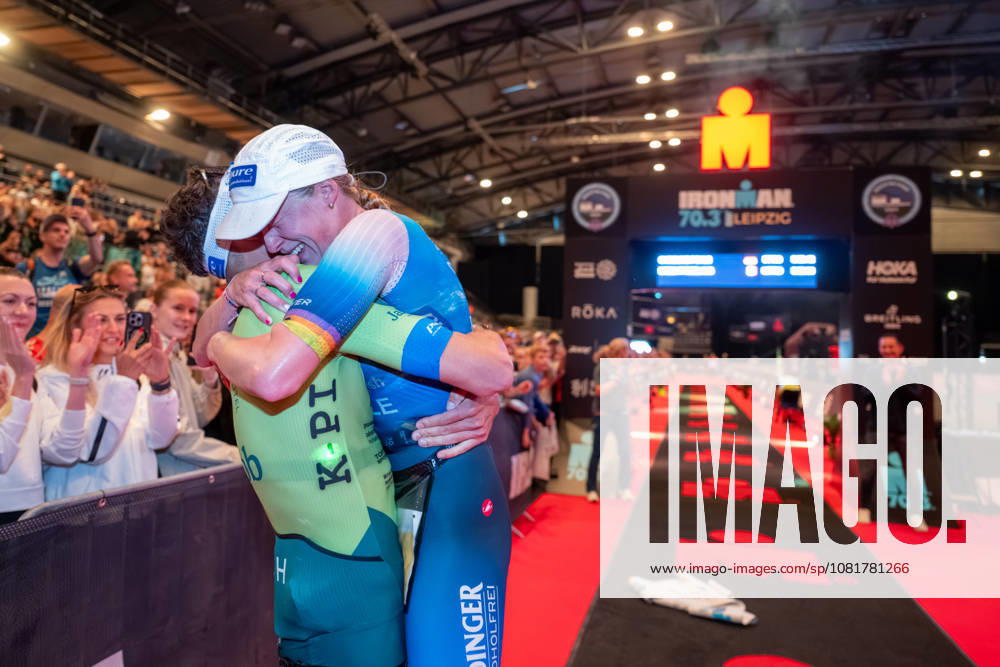 Leipzig - Triathlon-Premiere in Leipzig: Willy Hirsch und Caroline Pohle gewinnen Ironman 70.3, Leipziger Geschwister auf Platz 2 (Teil 2) 23.08.2026 ab 8 Uhr¨Stadtgebiet Leipzig und Umland ¨Fotograf: EHL Media Erik-Holm Langhof Im Foto: Wilhelm Willy Hirsch und Caroline Pohle, beide Erster Platz Am Sonntagmorgen startete am Cospudener See erstmals ein Ironman 70.3 in Leipzig. Sportamtsleiterin Katja Büchel gab um 8 Uhr den Startschuss für die männlichen Profis, fünf Minuten später folgten die Profi-Frauen sowie weitere Minuten später Hunderte Amateur-Sportler. Insgesamt nahmen rund 2.500 Triathleten an der Veranstaltung teil. Vor ihnen lagen 1,9 Kilometer Schwimmen, 90 Kilometer Radfahren durch das Leipziger Neuseenland sowie ein abschließender Halbmarathon insgesamt rund 113 Kilometer. Schlussendlich setzte sich bei den Männern Wilhelm Willy Hirsch durch und gewann die Leipziger Premiere. Der Leipziger Triathlet Rico Bogen belegte den zweiten Platz, der Franzose Pierre Dupuy kam auf Platz drei. Das Rennen der Frauen entschied Caroline Pohle für sich. Bogens Schwester Bianca Bogen erreichte ebenfalls Platz zwei. Auf den dritten Podestplatz bei den Frauen kam Brooke Gillies aus Großbritannien. Leipzig Sachsen Deutschland
