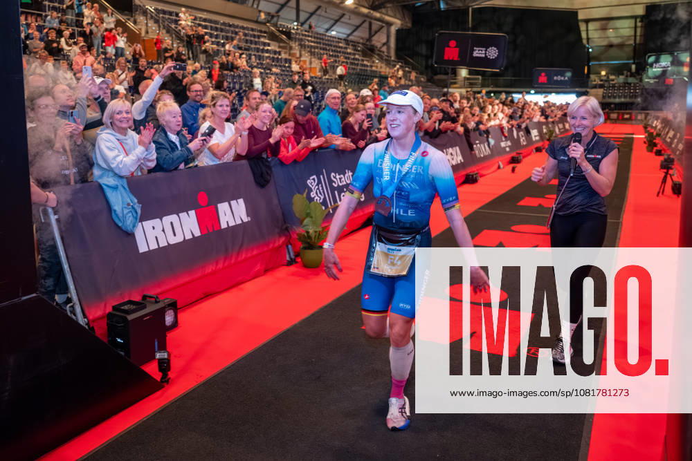Leipzig - Triathlon-Premiere in Leipzig: Willy Hirsch und Caroline Pohle gewinnen Ironman 70.3, Leipziger Geschwister auf Platz 2 (Teil 2) 23.08.2026 ab 8 Uhr¨Stadtgebiet Leipzig und Umland ¨Fotograf: EHL Media Erik-Holm Langhof Im Foto: Caroline Pohle, Erster Platz Am Sonntagmorgen startete am Cospudener See erstmals ein Ironman 70.3 in Leipzig. Sportamtsleiterin Katja Büchel gab um 8 Uhr den Startschuss für die männlichen Profis, fünf Minuten später folgten die Profi-Frauen sowie weitere Minuten später Hunderte Amateur-Sportler. Insgesamt nahmen rund 2.500 Triathleten an der Veranstaltung teil. Vor ihnen lagen 1,9 Kilometer Schwimmen, 90 Kilometer Radfahren durch das Leipziger Neuseenland sowie ein abschließender Halbmarathon insgesamt rund 113 Kilometer. Schlussendlich setzte sich bei den Männern Wilhelm Willy Hirsch durch und gewann die Leipziger Premiere. Der Leipziger Triathlet Rico Bogen belegte den zweiten Platz, der Franzose Pierre Dupuy kam auf Platz drei. Das Rennen der Frauen entschied Caroline Pohle für sich. Bogens Schwester Bianca Bogen erreichte ebenfalls Platz zwei. Auf den dritten Podestplatz bei den Frauen kam Brooke Gillies aus Großbritannien. Leipzig Sachsen Deutschland