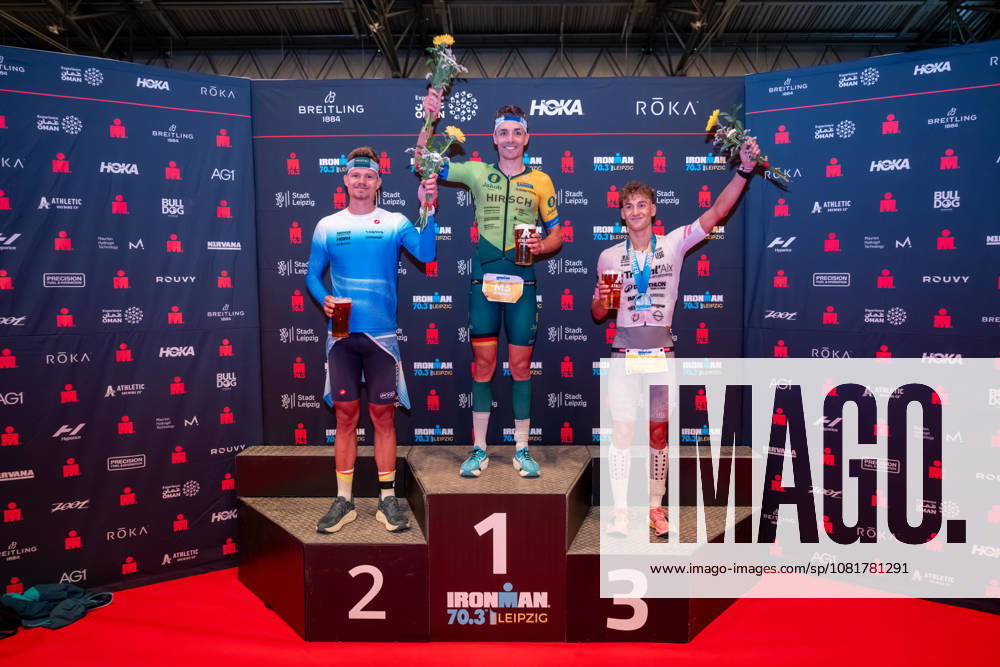 Leipzig - Triathlon-Premiere in Leipzig: Willy Hirsch und Caroline Pohle gewinnen Ironman 70.3, Leipziger Geschwister auf Platz 2 (Teil 2) 23.08.2026 ab 8 Uhr¨Stadtgebiet Leipzig und Umland ¨Fotograf: EHL Media Erik-Holm Langhof Im Foto: Rico Bogen, Zweiter Platz, Wilhelm Willy Hirsch, Erster Platz und Pierre Dupuy, Dritter Platz (von links) Am Sonntagmorgen startete am Cospudener See erstmals ein Ironman 70.3 in Leipzig. Sportamtsleiterin Katja Büchel gab um 8 Uhr den Startschuss für die männlichen Profis, fünf Minuten später folgten die Profi-Frauen sowie weitere Minuten später Hunderte Amateur-Sportler. Insgesamt nahmen rund 2.500 Triathleten an der Veranstaltung teil. Vor ihnen lagen 1,9 Kilometer Schwimmen, 90 Kilometer Radfahren durch das Leipziger Neuseenland sowie ein abschließender Halbmarathon insgesamt rund 113 Kilometer. Schlussendlich setzte sich bei den Männern Wilhelm Willy Hirsch durch und gewann die Leipziger Premiere. Der Leipziger Triathlet Rico Bogen belegte den zweiten Platz, der Franzose Pierre Dupuy kam auf Platz drei. Das Rennen der Frauen entschied Caroline Pohle für sich. Bogens Schwester Bianca Bogen erreichte ebenfalls Platz zwei. Auf den dritten Podestplatz bei den Frauen kam Brooke Gillies aus Großbritannien. Leipzig Sachsen Deutschland
