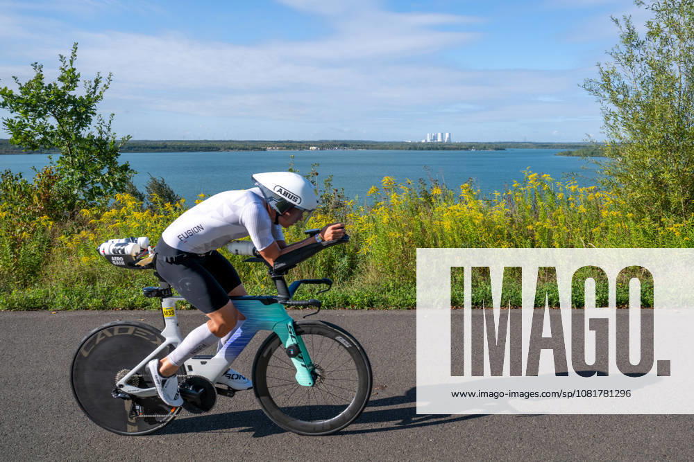 Leipzig - Triathlon-Premiere in Leipzig: Willy Hirsch und Caroline Pohle gewinnen Ironman 70.3, Leipziger Geschwister auf Platz 2 (Teil 2) 23.08.2026 ab 8 Uhr Stadtgebiet Leipzig und Umland Fotograf: EHL Media Erik-Holm Langhof Am Sonntagmorgen startete am Cospudener See erstmals ein Ironman 70.3 in Leipzig. Sportamtsleiterin Katja Büchel gab um 8 Uhr den Startschuss für die männlichen Profis, fünf Minuten später folgten die Profi-Frauen sowie weitere Minuten später Hunderte Amateur-Sportler. Insgesamt nahmen rund 2.500 Triathleten an der Veranstaltung teil. Vor ihnen lagen 1,9 Kilometer Schwimmen, 90 Kilometer Radfahren durch das Leipziger Neuseenland sowie ein abschließender Halbmarathon insgesamt rund 113 Kilometer. Schlussendlich setzte sich bei den Männern Wilhelm Willy Hirsch durch und gewann die Leipziger Premiere. Der Leipziger Triathlet Rico Bogen belegte den zweiten Platz, der Franzose Pierre Dupuy kam auf Platz drei. Das Rennen der Frauen entschied Caroline Pohle für sich. Bogens Schwester Bianca Bogen erreichte ebenfalls Platz zwei. Auf den dritten Podestplatz bei den Frauen kam Brooke Gillies aus Großbritannien. Leipzig Sachsen Deutschland