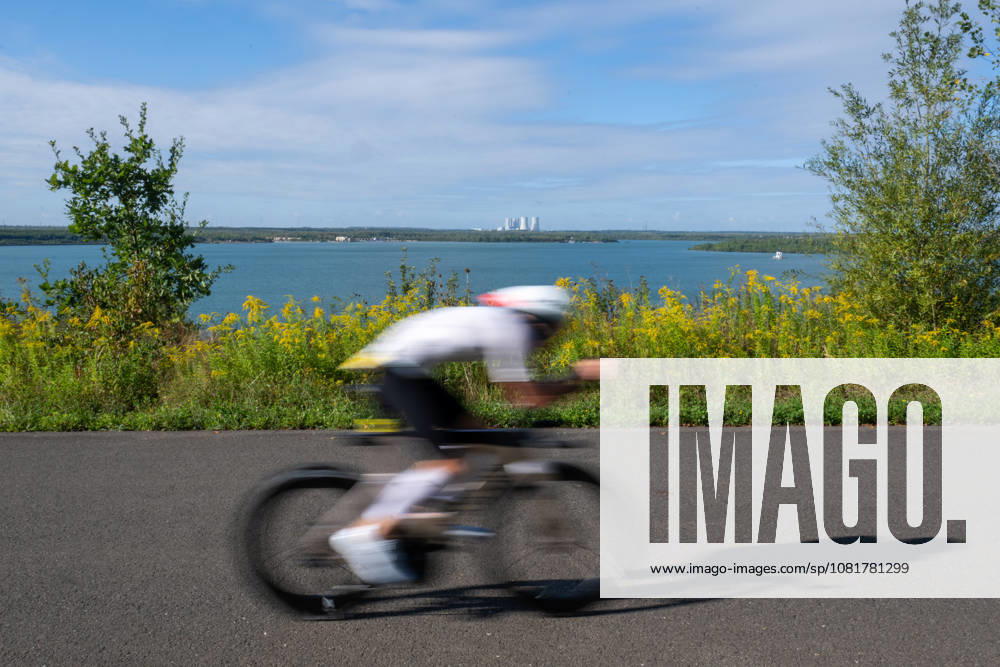 Leipzig - Triathlon-Premiere in Leipzig: Willy Hirsch und Caroline Pohle gewinnen Ironman 70.3, Leipziger Geschwister auf Platz 2 (Teil 2) 23.08.2026 ab 8 Uhr Stadtgebiet Leipzig und Umland Fotograf: EHL Media Erik-Holm Langhof Am Sonntagmorgen startete am Cospudener See erstmals ein Ironman 70.3 in Leipzig. Sportamtsleiterin Katja Büchel gab um 8 Uhr den Startschuss für die männlichen Profis, fünf Minuten später folgten die Profi-Frauen sowie weitere Minuten später Hunderte Amateur-Sportler. Insgesamt nahmen rund 2.500 Triathleten an der Veranstaltung teil. Vor ihnen lagen 1,9 Kilometer Schwimmen, 90 Kilometer Radfahren durch das Leipziger Neuseenland sowie ein abschließender Halbmarathon insgesamt rund 113 Kilometer. Schlussendlich setzte sich bei den Männern Wilhelm Willy Hirsch durch und gewann die Leipziger Premiere. Der Leipziger Triathlet Rico Bogen belegte den zweiten Platz, der Franzose Pierre Dupuy kam auf Platz drei. Das Rennen der Frauen entschied Caroline Pohle für sich. Bogens Schwester Bianca Bogen erreichte ebenfalls Platz zwei. Auf den dritten Podestplatz bei den Frauen kam Brooke Gillies aus Großbritannien. Leipzig Sachsen Deutschland