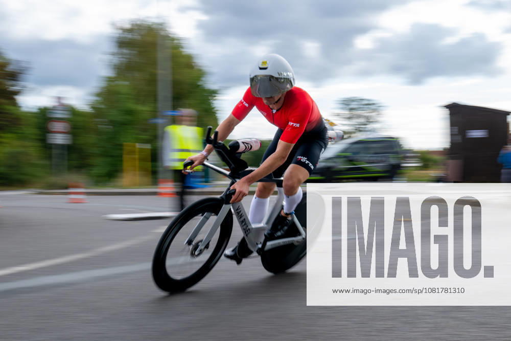 Leipzig - Triathlon-Premiere in Leipzig: Willy Hirsch und Caroline Pohle gewinnen Ironman 70.3, Leipziger Geschwister auf Platz 2 (Teil 2) 23.08.2026 ab 8 Uhr Stadtgebiet Leipzig und Umland Fotograf: EHL Media Erik-Holm Langhof Am Sonntagmorgen startete am Cospudener See erstmals ein Ironman 70.3 in Leipzig. Sportamtsleiterin Katja Büchel gab um 8 Uhr den Startschuss für die männlichen Profis, fünf Minuten später folgten die Profi-Frauen sowie weitere Minuten später Hunderte Amateur-Sportler. Insgesamt nahmen rund 2.500 Triathleten an der Veranstaltung teil. Vor ihnen lagen 1,9 Kilometer Schwimmen, 90 Kilometer Radfahren durch das Leipziger Neuseenland sowie ein abschließender Halbmarathon insgesamt rund 113 Kilometer. Schlussendlich setzte sich bei den Männern Wilhelm Willy Hirsch durch und gewann die Leipziger Premiere. Der Leipziger Triathlet Rico Bogen belegte den zweiten Platz, der Franzose Pierre Dupuy kam auf Platz drei. Das Rennen der Frauen entschied Caroline Pohle für sich. Bogens Schwester Bianca Bogen erreichte ebenfalls Platz zwei. Auf den dritten Podestplatz bei den Frauen kam Brooke Gillies aus Großbritannien. Leipzig Sachsen Deutschland