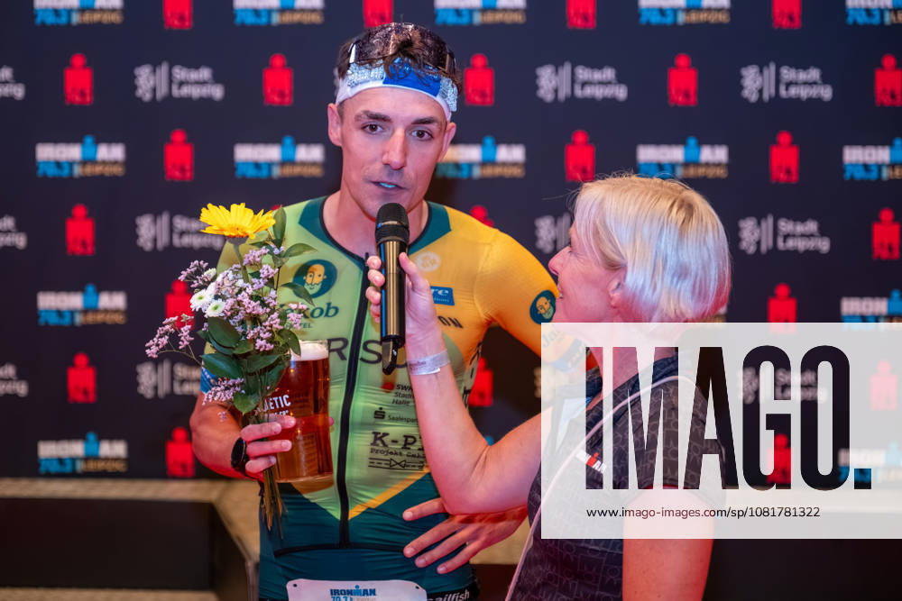 Leipzig - Triathlon-Premiere in Leipzig: Willy Hirsch und Caroline Pohle gewinnen Ironman 70.3, Leipziger Geschwister auf Platz 2 (Teil 2) 23.08.2026 ab 8 Uhr¨Stadtgebiet Leipzig und Umland ¨Fotograf: EHL Media Erik-Holm Langhof Im Foto: Wilhelm Willy Hirsch, Erster Platz Am Sonntagmorgen startete am Cospudener See erstmals ein Ironman 70.3 in Leipzig. Sportamtsleiterin Katja Büchel gab um 8 Uhr den Startschuss für die männlichen Profis, fünf Minuten später folgten die Profi-Frauen sowie weitere Minuten später Hunderte Amateur-Sportler. Insgesamt nahmen rund 2.500 Triathleten an der Veranstaltung teil. Vor ihnen lagen 1,9 Kilometer Schwimmen, 90 Kilometer Radfahren durch das Leipziger Neuseenland sowie ein abschließender Halbmarathon insgesamt rund 113 Kilometer. Schlussendlich setzte sich bei den Männern Wilhelm Willy Hirsch durch und gewann die Leipziger Premiere. Der Leipziger Triathlet Rico Bogen belegte den zweiten Platz, der Franzose Pierre Dupuy kam auf Platz drei. Das Rennen der Frauen entschied Caroline Pohle für sich. Bogens Schwester Bianca Bogen erreichte ebenfalls Platz zwei. Auf den dritten Podestplatz bei den Frauen kam Brooke Gillies aus Großbritannien. Leipzig Sachsen Deutschland