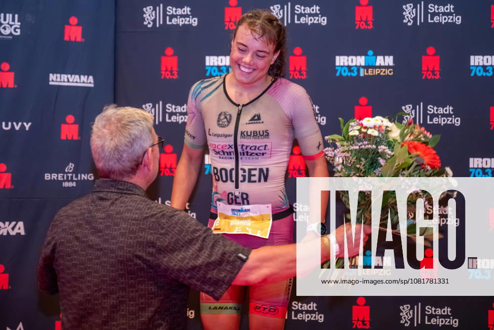 Leipzig - Triathlon-Premiere in Leipzig: Willy Hirsch und Caroline Pohle gewinnen Ironman 70.3, Leipziger Geschwister auf Platz 2 (Teil 2) 23.08.2026 ab 8 Uhr¨Stadtgebiet Leipzig und Umland ¨Fotograf: EHL Media Erik-Holm Langhof Im Foto: Bianca Bogen, Zweiter Platz Am Sonntagmorgen startete am Cospudener See erstmals ein Ironman 70.3 in Leipzig. Sportamtsleiterin Katja Büchel gab um 8 Uhr den Startschuss für die männlichen Profis, fünf Minuten später folgten die Profi-Frauen sowie weitere Minuten später Hunderte Amateur-Sportler. Insgesamt nahmen rund 2.500 Triathleten an der Veranstaltung teil. Vor ihnen lagen 1,9 Kilometer Schwimmen, 90 Kilometer Radfahren durch das Leipziger Neuseenland sowie ein abschließender Halbmarathon insgesamt rund 113 Kilometer. Schlussendlich setzte sich bei den Männern Wilhelm Willy Hirsch durch und gewann die Leipziger Premiere. Der Leipziger Triathlet Rico Bogen belegte den zweiten Platz, der Franzose Pierre Dupuy kam auf Platz drei. Das Rennen der Frauen entschied Caroline Pohle für sich. Bogens Schwester Bianca Bogen erreichte ebenfalls Platz zwei. Auf den dritten Podestplatz bei den Frauen kam Brooke Gillies aus Großbritannien. Leipzig Sachsen Deutschland