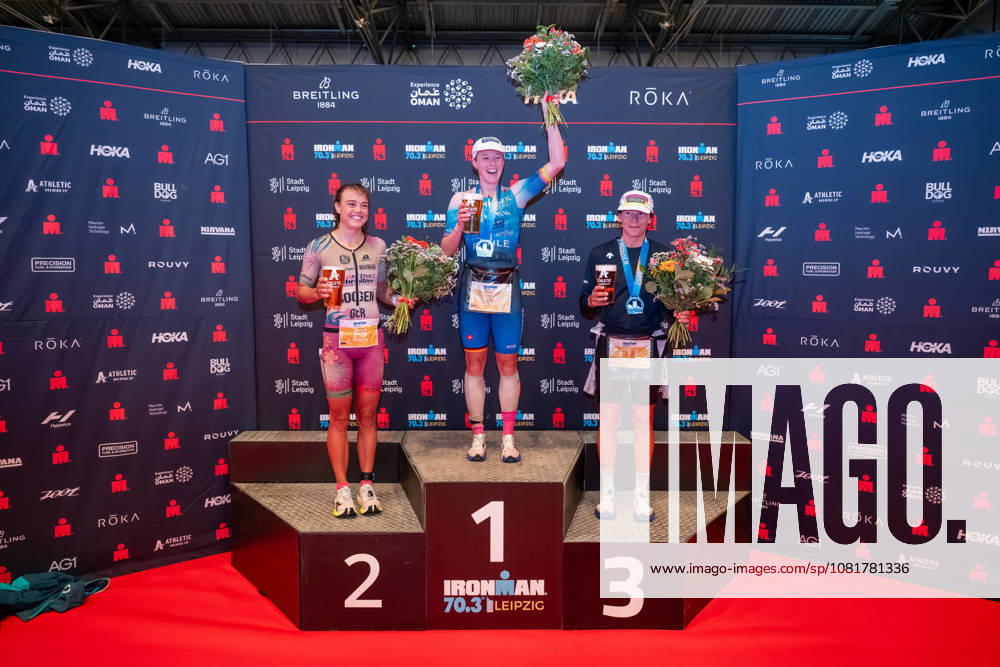 Leipzig - Triathlon-Premiere in Leipzig: Willy Hirsch und Caroline Pohle gewinnen Ironman 70.3, Leipziger Geschwister auf Platz 2 (Teil 2) 23.08.2026 ab 8 Uhr¨Stadtgebiet Leipzig und Umland ¨Fotograf: EHL Media Erik-Holm Langhof Im Foto: Bianca Bogen, Zweiter Platz, Caroline Pohle, Erster Platz und Brooke Gillies, Dritter Platz Am Sonntagmorgen startete am Cospudener See erstmals ein Ironman 70.3 in Leipzig. Sportamtsleiterin Katja Büchel gab um 8 Uhr den Startschuss für die männlichen Profis, fünf Minuten später folgten die Profi-Frauen sowie weitere Minuten später Hunderte Amateur-Sportler. Insgesamt nahmen rund 2.500 Triathleten an der Veranstaltung teil. Vor ihnen lagen 1,9 Kilometer Schwimmen, 90 Kilometer Radfahren durch das Leipziger Neuseenland sowie ein abschließender Halbmarathon insgesamt rund 113 Kilometer. Schlussendlich setzte sich bei den Männern Wilhelm Willy Hirsch durch und gewann die Leipziger Premiere. Der Leipziger Triathlet Rico Bogen belegte den zweiten Platz, der Franzose Pierre Dupuy kam auf Platz drei. Das Rennen der Frauen entschied Caroline Pohle für sich. Bogens Schwester Bianca Bogen erreichte ebenfalls Platz zwei. Auf den dritten Podestplatz bei den Frauen kam Brooke Gillies aus Großbritannien. Leipzig Sachsen Deutschland