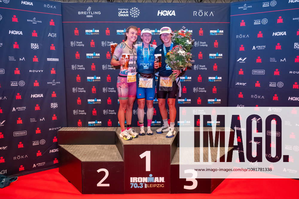 Leipzig - Triathlon-Premiere in Leipzig: Willy Hirsch und Caroline Pohle gewinnen Ironman 70.3, Leipziger Geschwister auf Platz 2 (Teil 2) 23.08.2026 ab 8 Uhr¨Stadtgebiet Leipzig und Umland ¨Fotograf: EHL Media Erik-Holm Langhof Im Foto: Bianca Bogen, Zweiter Platz, Caroline Pohle, Erster Platz und Brooke Gillies, Dritter Platz Am Sonntagmorgen startete am Cospudener See erstmals ein Ironman 70.3 in Leipzig. Sportamtsleiterin Katja Büchel gab um 8 Uhr den Startschuss für die männlichen Profis, fünf Minuten später folgten die Profi-Frauen sowie weitere Minuten später Hunderte Amateur-Sportler. Insgesamt nahmen rund 2.500 Triathleten an der Veranstaltung teil. Vor ihnen lagen 1,9 Kilometer Schwimmen, 90 Kilometer Radfahren durch das Leipziger Neuseenland sowie ein abschließender Halbmarathon insgesamt rund 113 Kilometer. Schlussendlich setzte sich bei den Männern Wilhelm Willy Hirsch durch und gewann die Leipziger Premiere. Der Leipziger Triathlet Rico Bogen belegte den zweiten Platz, der Franzose Pierre Dupuy kam auf Platz drei. Das Rennen der Frauen entschied Caroline Pohle für sich. Bogens Schwester Bianca Bogen erreichte ebenfalls Platz zwei. Auf den dritten Podestplatz bei den Frauen kam Brooke Gillies aus Großbritannien. Leipzig Sachsen Deutschland