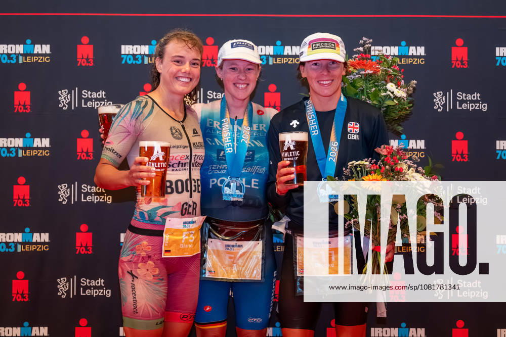 Leipzig - Triathlon-Premiere in Leipzig: Willy Hirsch und Caroline Pohle gewinnen Ironman 70.3, Leipziger Geschwister auf Platz 2 (Teil 2) 23.08.2026 ab 8 Uhr¨Stadtgebiet Leipzig und Umland ¨Fotograf: EHL Media Erik-Holm Langhof Im Foto: Bianca Bogen, Zweiter Platz, Caroline Pohle, Erster Platz und Brooke Gillies, Dritter Platz Am Sonntagmorgen startete am Cospudener See erstmals ein Ironman 70.3 in Leipzig. Sportamtsleiterin Katja Büchel gab um 8 Uhr den Startschuss für die männlichen Profis, fünf Minuten später folgten die Profi-Frauen sowie weitere Minuten später Hunderte Amateur-Sportler. Insgesamt nahmen rund 2.500 Triathleten an der Veranstaltung teil. Vor ihnen lagen 1,9 Kilometer Schwimmen, 90 Kilometer Radfahren durch das Leipziger Neuseenland sowie ein abschließender Halbmarathon insgesamt rund 113 Kilometer. Schlussendlich setzte sich bei den Männern Wilhelm Willy Hirsch durch und gewann die Leipziger Premiere. Der Leipziger Triathlet Rico Bogen belegte den zweiten Platz, der Franzose Pierre Dupuy kam auf Platz drei. Das Rennen der Frauen entschied Caroline Pohle für sich. Bogens Schwester Bianca Bogen erreichte ebenfalls Platz zwei. Auf den dritten Podestplatz bei den Frauen kam Brooke Gillies aus Großbritannien. Leipzig Sachsen Deutschland