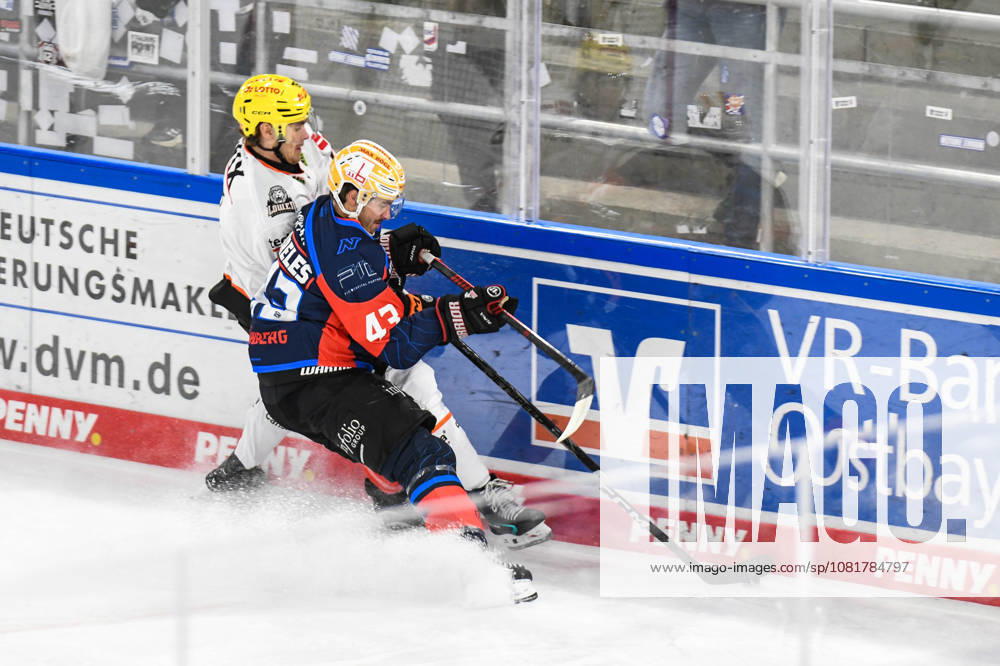 Nuernberg Ice Tigers vs. Loewen Frankfurt, Eishockey, Deutsche Eishockey Liga, Penny DEL, Vorbereitungsspiel, Gaeuboden Cup, Saison 2026 2027 am 23.08.2026 Greg Meireles (Nuernberg Ice Tigers), an der Bande mit Ty Glover (Loewen Frankfurt), Eishockey Herren, Deutsche Eishockey Liga, Penny DEL, Vorbereitungsspiel, Gaeuboden Cup, Saison 2026 2027 am 23.08.2026 im Eisstadion am Pulverturm, Nuernberg Ice Tigers (blau) gegen Loewen Frankfurt (weiss)