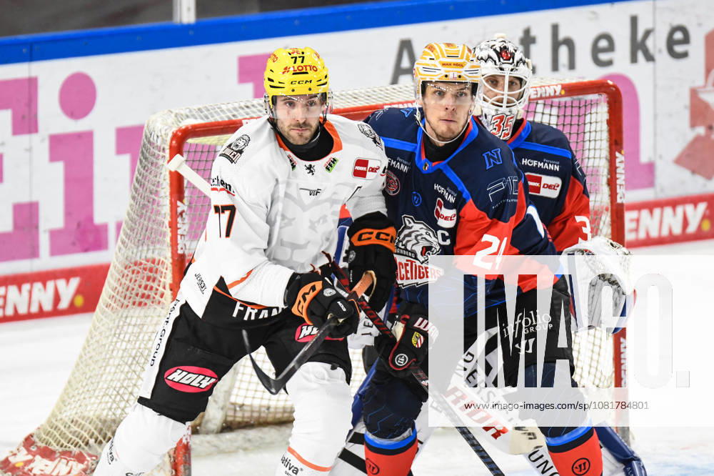 Nuernberg Ice Tigers vs. Loewen Frankfurt, Eishockey, Deutsche Eishockey Liga, Penny DEL, Vorbereitungsspiel, Gaeuboden Cup, Saison 2026 2027 am 23.08.2026 Marcus Weber (Nuernberg Ice Tigers), mit Daniel Pfaffengut (Loewen Frankfurt), Eishockey Herren, Deutsche Eishockey Liga, Penny DEL, Vorbereitungsspiel, Gaeuboden Cup, Saison 2026 2027 am 23.08.2026 im Eisstadion am Pulverturm, Nuernberg Ice Tigers (blau) gegen Loewen Frankfurt (weiss)