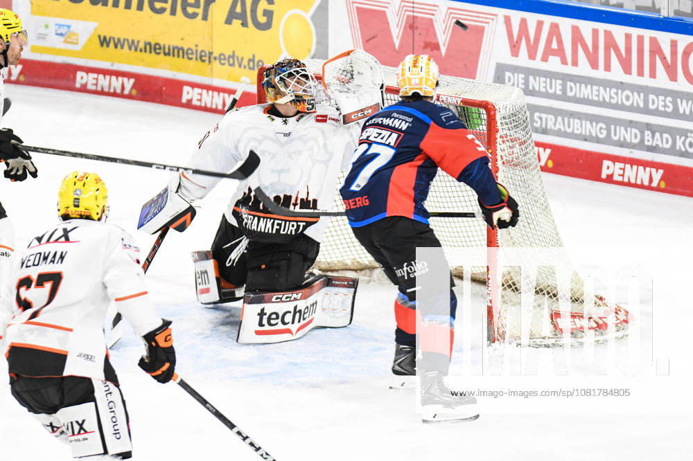 Nuernberg Ice Tigers vs. Loewen Frankfurt, Eishockey, Deutsche Eishockey Liga, Penny DEL, Vorbereitungsspiel, Gaeuboden Cup, Saison 2026 2027 am 23.08.2026 Tyler Spezia (Nuernberg Ice Tigers), vergibt den Treffer vor Cody Brenner (Loewen Frankfurt), Eishockey Herren, Deutsche Eishockey Liga, Penny DEL, Vorbereitungsspiel, Gaeuboden Cup, Saison 2026 2027 am 23.08.2026 im Eisstadion am Pulverturm, Nuernberg Ice Tigers (blau) gegen Loewen Frankfurt (weiss)
