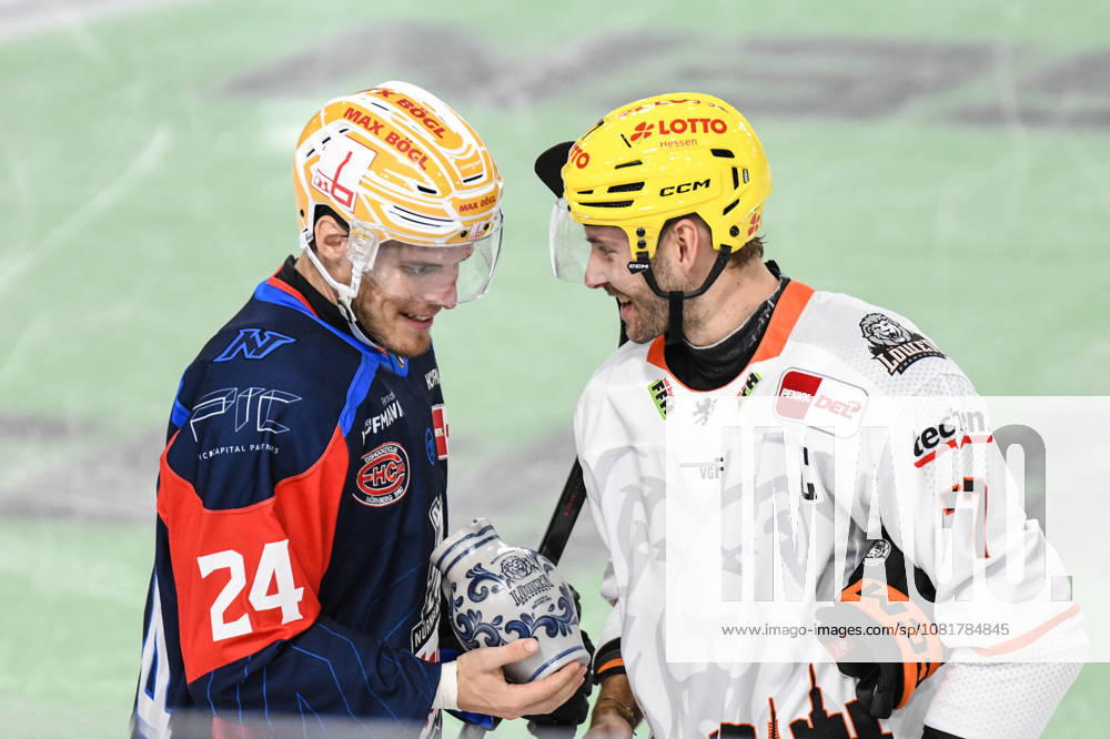 Nuernberg Ice Tigers vs. Loewen Frankfurt, Eishockey, Deutsche Eishockey Liga, Penny DEL, Vorbereitungsspiel, Gaeuboden Cup, Saison 2026 2027 am 23.08.2026 Marcus Weber (Nuernberg Ice Tigers), mit Daniel Pfaffengut (Loewen Frankfurt), Eishockey Herren, Deutsche Eishockey Liga, Penny DEL, Vorbereitungsspiel, Gaeuboden Cup, Saison 2026 2027 am 23.08.2026 im Eisstadion am Pulverturm, Nuernberg Ice Tigers (blau) gegen Loewen Frankfurt (weiss)