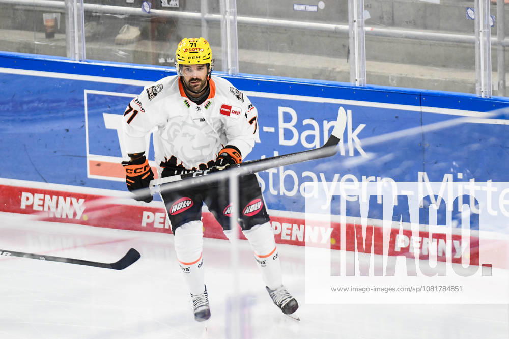 Nuernberg Ice Tigers vs. Loewen Frankfurt, Eishockey, Deutsche Eishockey Liga, Penny DEL, Vorbereitungsspiel, Gaeuboden Cup, Saison 2026 2027 am 23.08.2026 Linus Froeberg (Loewen Frankfurt), Eishockey Herren, Deutsche Eishockey Liga, Penny DEL, Vorbereitungsspiel, Gaeuboden Cup, Saison 2026 2027 am 23.08.2026 im Eisstadion am Pulverturm, Nuernberg Ice Tigers (blau) gegen Loewen Frankfurt (weiss)