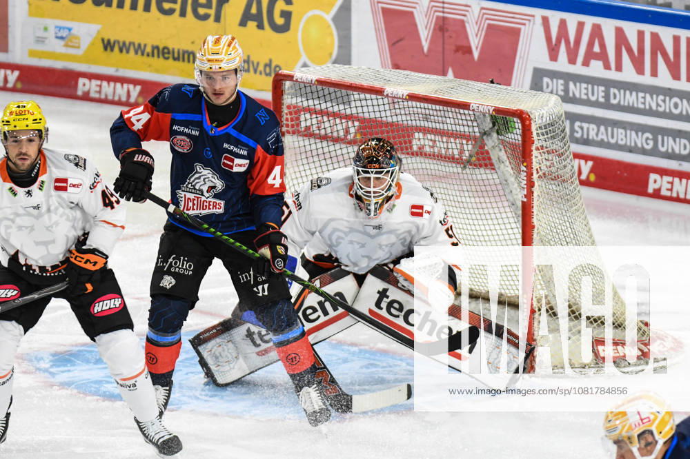 Nuernberg Ice Tigers vs. Loewen Frankfurt, Eishockey, Deutsche Eishockey Liga, Penny DEL, Vorbereitungsspiel, Gaeuboden Cup, Saison 2026 2027 am 23.08.2026 Josef Eham (Nuernberg Ice Tigers), vor Cody Brenner (Loewen Frankfurt), Eishockey Herren, Deutsche Eishockey Liga, Penny DEL, Vorbereitungsspiel, Gaeuboden Cup, Saison 2026 2027 am 23.08.2026 im Eisstadion am Pulverturm, Nuernberg Ice Tigers (blau) gegen Loewen Frankfurt (weiss)