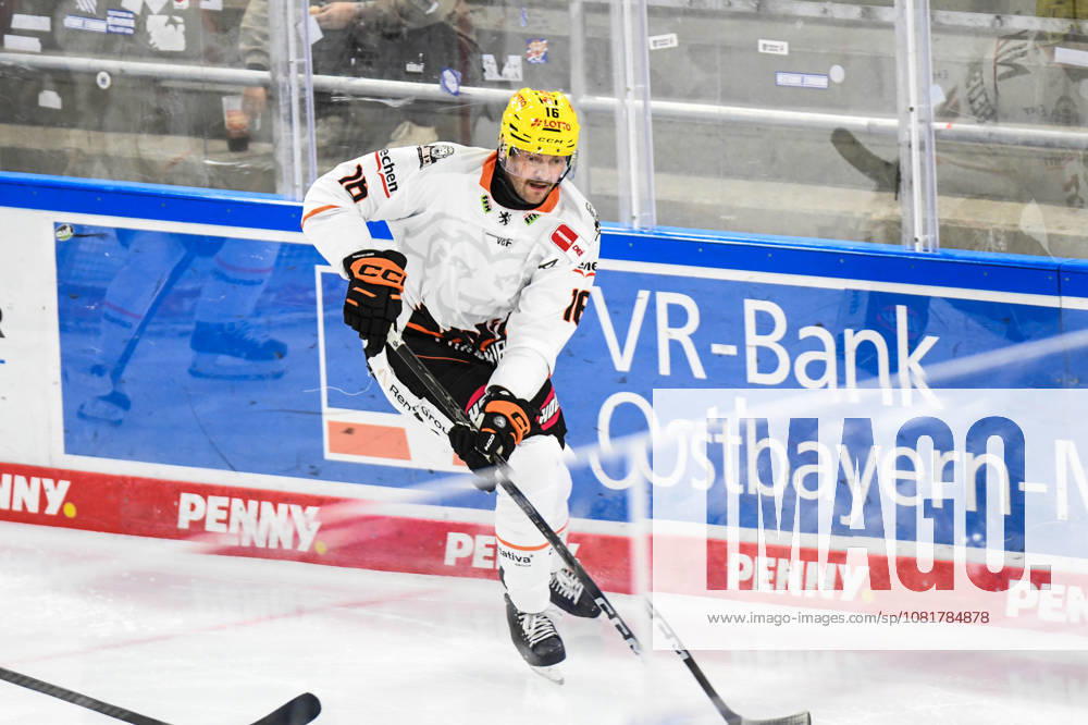 Nuernberg Ice Tigers vs. Loewen Frankfurt, Eishockey, Deutsche Eishockey Liga, Penny DEL, Vorbereitungsspiel, Gaeuboden Cup, Saison 2026 2027 am 23.08.2026 Konrad Abeltshauser (Loewen Frankfurt), Eishockey Herren, Deutsche Eishockey Liga, Penny DEL, Vorbereitungsspiel, Gaeuboden Cup, Saison 2026 2027 am 23.08.2026 im Eisstadion am Pulverturm, Nuernberg Ice Tigers (blau) gegen Loewen Frankfurt (weiss)