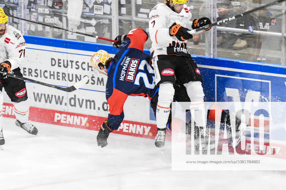 Nuernberg Ice Tigers vs. Loewen Frankfurt, Eishockey, Deutsche Eishockey Liga, Penny DEL, Vorbereitungsspiel, Gaeuboden Cup, Saison 2026 2027 am 23.08.2026 Timo Bakos (Nuernberg Ice Tigers), an der Bande mit Ty Glover (Loewen Frankfurt), Eishockey Herren, Deutsche Eishockey Liga, Penny DEL, Vorbereitungsspiel, Gaeuboden Cup, Saison 2026 2027 am 23.08.2026 im Eisstadion am Pulverturm, Nuernberg Ice Tigers (blau) gegen Loewen Frankfurt (weiss)