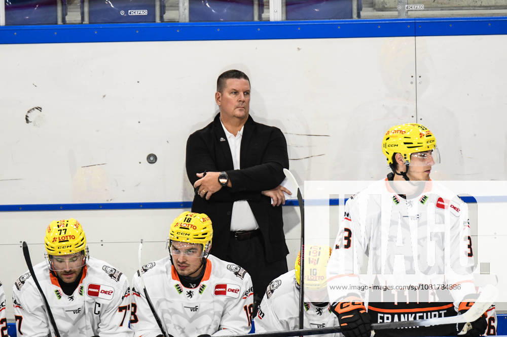 Nuernberg Ice Tigers vs. Loewen Frankfurt, Eishockey, Deutsche Eishockey Liga, Penny DEL, Vorbereitungsspiel, Gaeuboden Cup, Saison 2026 2027 am 23.08.2026 Coach Tom Pokel (Loewen Frankfurt), Eishockey Herren, Deutsche Eishockey Liga, Penny DEL, Vorbereitungsspiel, Gaeuboden Cup, Saison 2026 2027 am 23.08.2026 im Eisstadion am Pulverturm, Nuernberg Ice Tigers (blau) gegen Loewen Frankfurt (weiss)