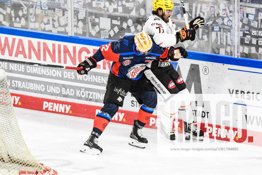 Nuernberg Ice Tigers vs. Loewen Frankfurt, Eishockey, Deutsche Eishockey Liga, Penny DEL, Vorbereitungsspiel, Gaeuboden Cup, Saison 2026 2027 am 23.08.2026 Timo Bakos (Nuernberg Ice Tigers), an der Bande mit Linus Froeberg (Loewen Frankfurt), Eishockey Herren, Deutsche Eishockey Liga, Penny DEL, Vorbereitungsspiel, Gaeuboden Cup, Saison 2026 2027 am 23.08.2026 im Eisstadion am Pulverturm, Nuernberg Ice Tigers (blau) gegen Loewen Frankfurt (weiss)