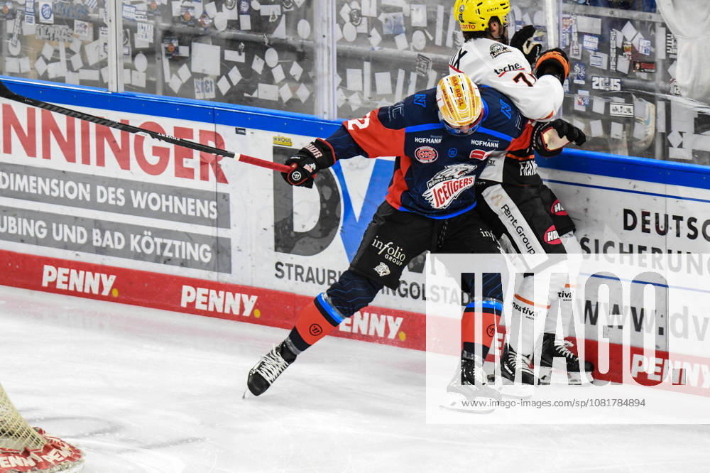 Nuernberg Ice Tigers vs. Loewen Frankfurt, Eishockey, Deutsche Eishockey Liga, Penny DEL, Vorbereitungsspiel, Gaeuboden Cup, Saison 2026 2027 am 23.08.2026 Timo Bakos (Nuernberg Ice Tigers), an der Bande mit Linus Froeberg (Loewen Frankfurt), Eishockey Herren, Deutsche Eishockey Liga, Penny DEL, Vorbereitungsspiel, Gaeuboden Cup, Saison 2026 2027 am 23.08.2026 im Eisstadion am Pulverturm, Nuernberg Ice Tigers (blau) gegen Loewen Frankfurt (weiss)