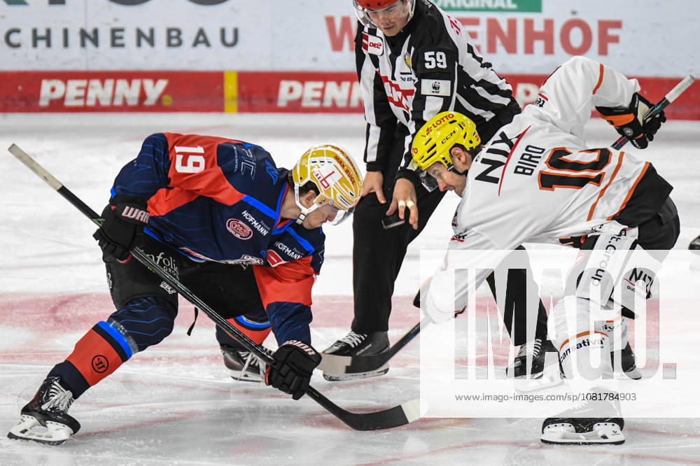 Nuernberg Ice Tigers vs. Loewen Frankfurt, Eishockey, Deutsche Eishockey Liga, Penny DEL, Vorbereitungsspiel, Gaeuboden Cup, Saison 2026 2027 am 23.08.2026 Austin Magera (Nuernberg Ice Tigers) beim Bully mit Brandon Biro (Loewen Frankfurt), Eishockey Herren, Deutsche Eishockey Liga, Penny DEL, Vorbereitungsspiel, Gaeuboden Cup, Saison 2026 2027 am 23.08.2026 im Eisstadion am Pulverturm, Nuernberg Ice Tigers (blau) gegen Loewen Frankfurt (weiss)