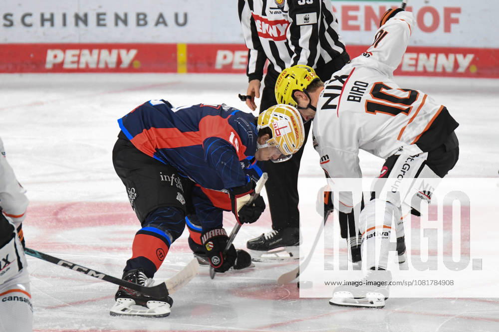 Nuernberg Ice Tigers vs. Loewen Frankfurt, Eishockey, Deutsche Eishockey Liga, Penny DEL, Vorbereitungsspiel, Gaeuboden Cup, Saison 2026 2027 am 23.08.2026 Austin Magera (Nuernberg Ice Tigers) beim Bully mit Brandon Biro (Loewen Frankfurt), Eishockey Herren, Deutsche Eishockey Liga, Penny DEL, Vorbereitungsspiel, Gaeuboden Cup, Saison 2026 2027 am 23.08.2026 im Eisstadion am Pulverturm, Nuernberg Ice Tigers (blau) gegen Loewen Frankfurt (weiss)