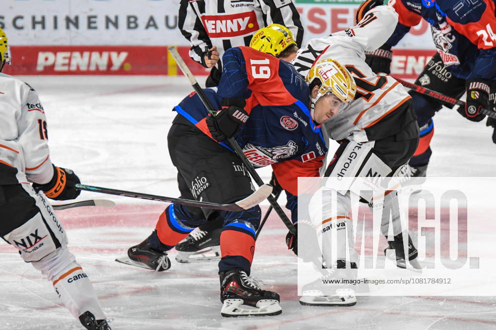Nuernberg Ice Tigers vs. Loewen Frankfurt, Eishockey, Deutsche Eishockey Liga, Penny DEL, Vorbereitungsspiel, Gaeuboden Cup, Saison 2026 2027 am 23.08.2026 Austin Magera (Nuernberg Ice Tigers) beim Bully mit Brandon Biro (Loewen Frankfurt), Eishockey Herren, Deutsche Eishockey Liga, Penny DEL, Vorbereitungsspiel, Gaeuboden Cup, Saison 2026 2027 am 23.08.2026 im Eisstadion am Pulverturm, Nuernberg Ice Tigers (blau) gegen Loewen Frankfurt (weiss)