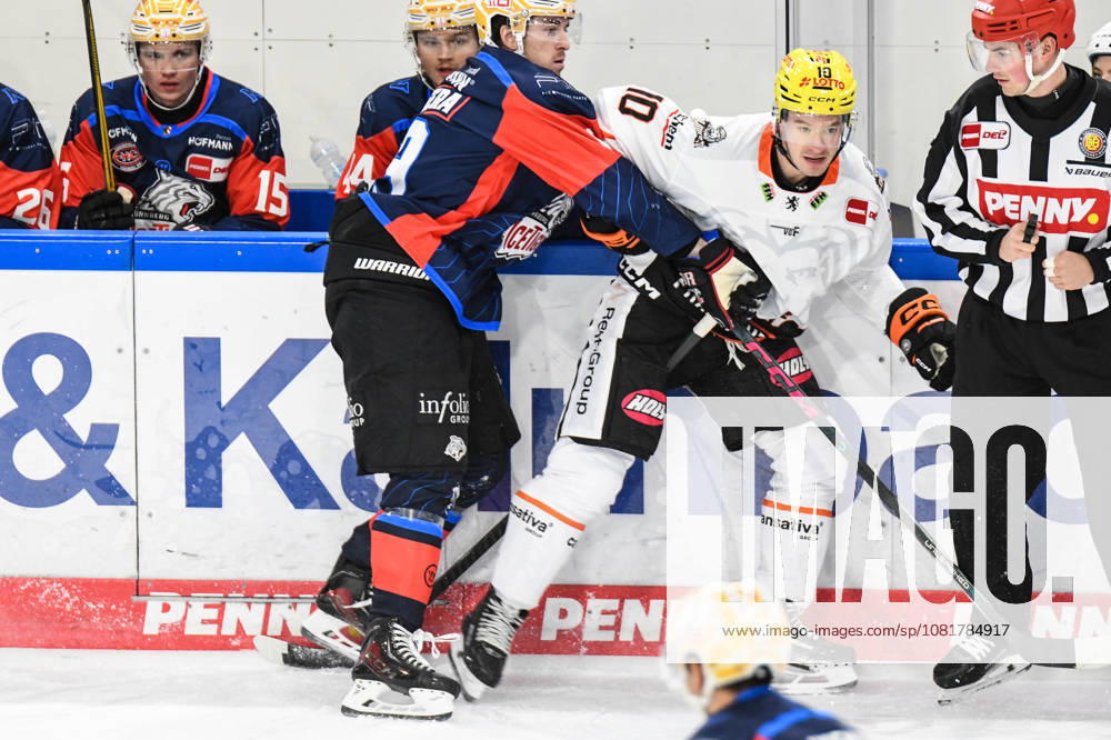 Nuernberg Ice Tigers vs. Loewen Frankfurt, Eishockey, Deutsche Eishockey Liga, Penny DEL, Vorbereitungsspiel, Gaeuboden Cup, Saison 2026 2027 am 23.08.2026 Austin Magera (Nuernberg Ice Tigers) an der Bande mit Brandon Biro (Loewen Frankfurt), Eishockey Herren, Deutsche Eishockey Liga, Penny DEL, Vorbereitungsspiel, Gaeuboden Cup, Saison 2026 2027 am 23.08.2026 im Eisstadion am Pulverturm, Nuernberg Ice Tigers (blau) gegen Loewen Frankfurt (weiss)