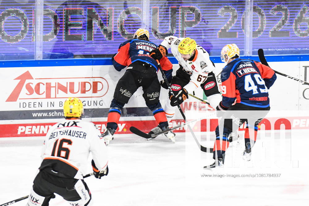 Nuernberg Ice Tigers vs. Loewen Frankfurt, Eishockey, Deutsche Eishockey Liga, Penny DEL, Vorbereitungsspiel, Gaeuboden Cup, Saison 2026 2027 am 23.08.2026 Maximilian Merkl (Nuernberg Ice Tigers), im Duell mit Matthwe Wedman (Loewen Frankfurt), Eishockey Herren, Deutsche Eishockey Liga, Penny DEL, Vorbereitungsspiel, Gaeuboden Cup, Saison 2026 2027 am 23.08.2026 im Eisstadion am Pulverturm, Nuernberg Ice Tigers (blau) gegen Loewen Frankfurt (weiss)