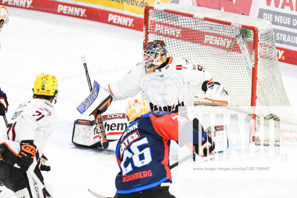 Nuernberg Ice Tigers vs. Loewen Frankfurt, Eishockey, Deutsche Eishockey Liga, Penny DEL, Vorbereitungsspiel, Gaeuboden Cup, Saison 2026 2027 am 23.08.2026 Cody Brenner (Loewen Frankfurt) verhindert den Treffer, Eishockey Herren, Deutsche Eishockey Liga, Penny DEL, Vorbereitungsspiel, Gaeuboden Cup, Saison 2026 2027 am 23.08.2026 im Eisstadion am Pulverturm, Nuernberg Ice Tigers (blau) gegen Loewen Frankfurt (weiss)