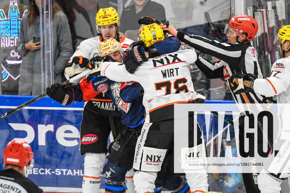 Nuernberg Ice Tigers vs. Loewen Frankfurt, Eishockey, Deutsche Eishockey Liga, Penny DEL, Vorbereitungsspiel, Gaeuboden Cup, Saison 2026 2027 am 23.08.2026 Austin Magera (Nuernberg Ice Tigers) im Handgemenge mit Daniel Wirt (Loewen Frankfurt), Eishockey Herren, Deutsche Eishockey Liga, Penny DEL, Vorbereitungsspiel, Gaeuboden Cup, Saison 2026 2027 am 23.08.2026 im Eisstadion am Pulverturm, Nuernberg Ice Tigers (blau) gegen Loewen Frankfurt (weiss)
