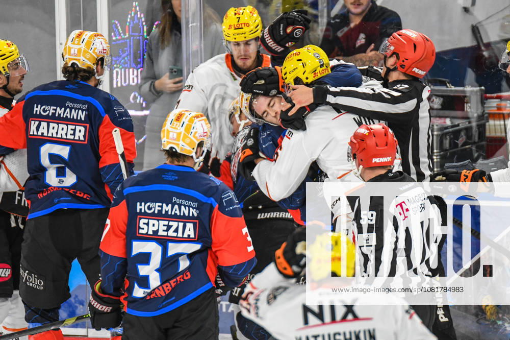 Nuernberg Ice Tigers vs. Loewen Frankfurt, Eishockey, Deutsche Eishockey Liga, Penny DEL, Vorbereitungsspiel, Gaeuboden Cup, Saison 2026 2027 am 23.08.2026 Austin Magera (Nuernberg Ice Tigers) im Handgemenge mit Daniel Wirt (Loewen Frankfurt), Eishockey Herren, Deutsche Eishockey Liga, Penny DEL, Vorbereitungsspiel, Gaeuboden Cup, Saison 2026 2027 am 23.08.2026 im Eisstadion am Pulverturm, Nuernberg Ice Tigers (blau) gegen Loewen Frankfurt (weiss)