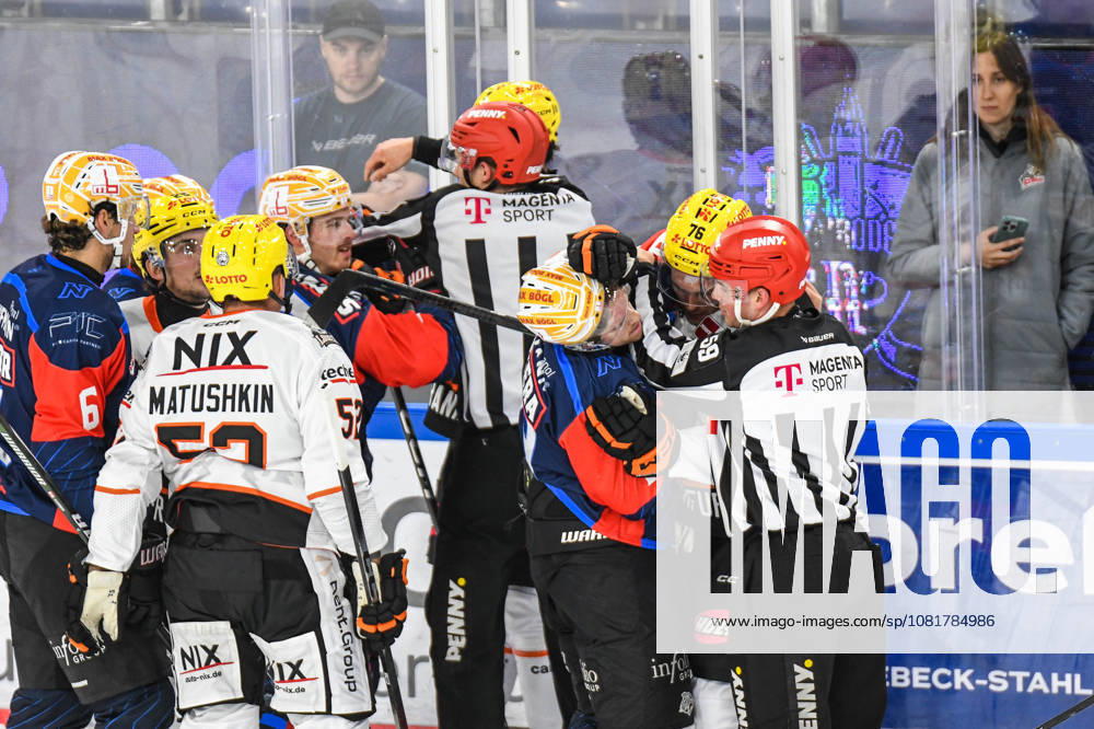 Nuernberg Ice Tigers vs. Loewen Frankfurt, Eishockey, Deutsche Eishockey Liga, Penny DEL, Vorbereitungsspiel, Gaeuboden Cup, Saison 2026 2027 am 23.08.2026 Austin Magera (Nuernberg Ice Tigers) im Handgemenge mit Daniel Wirt (Loewen Frankfurt), Eishockey Herren, Deutsche Eishockey Liga, Penny DEL, Vorbereitungsspiel, Gaeuboden Cup, Saison 2026 2027 am 23.08.2026 im Eisstadion am Pulverturm, Nuernberg Ice Tigers (blau) gegen Loewen Frankfurt (weiss)