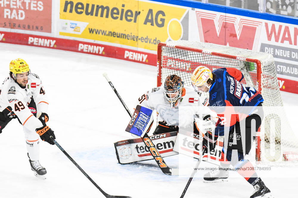 Nuernberg Ice Tigers vs. Loewen Frankfurt, Eishockey, Deutsche Eishockey Liga, Penny DEL, Vorbereitungsspiel, Gaeuboden Cup, Saison 2026 2027 am 23.08.2026 Timo Bakos (Nuernberg Ice Tigers), mit der Chance vor Cody Brenner (Loewen Frankfurt), Eishockey Herren, Deutsche Eishockey Liga, Penny DEL, Vorbereitungsspiel, Gaeuboden Cup, Saison 2026 2027 am 23.08.2026 im Eisstadion am Pulverturm, Nuernberg Ice Tigers (blau) gegen Loewen Frankfurt (weiss)