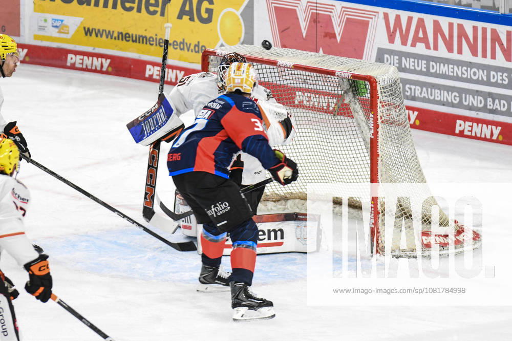 Nuernberg Ice Tigers vs. Loewen Frankfurt, Eishockey, Deutsche Eishockey Liga, Penny DEL, Vorbereitungsspiel, Gaeuboden Cup, Saison 2026 2027 am 23.08.2026 Tyler Spezia (Nuernberg Ice Tigers), vergibt den Treffer vor Cody Brenner (Loewen Frankfurt), Eishockey Herren, Deutsche Eishockey Liga, Penny DEL, Vorbereitungsspiel, Gaeuboden Cup, Saison 2026 2027 am 23.08.2026 im Eisstadion am Pulverturm, Nuernberg Ice Tigers (blau) gegen Loewen Frankfurt (weiss)