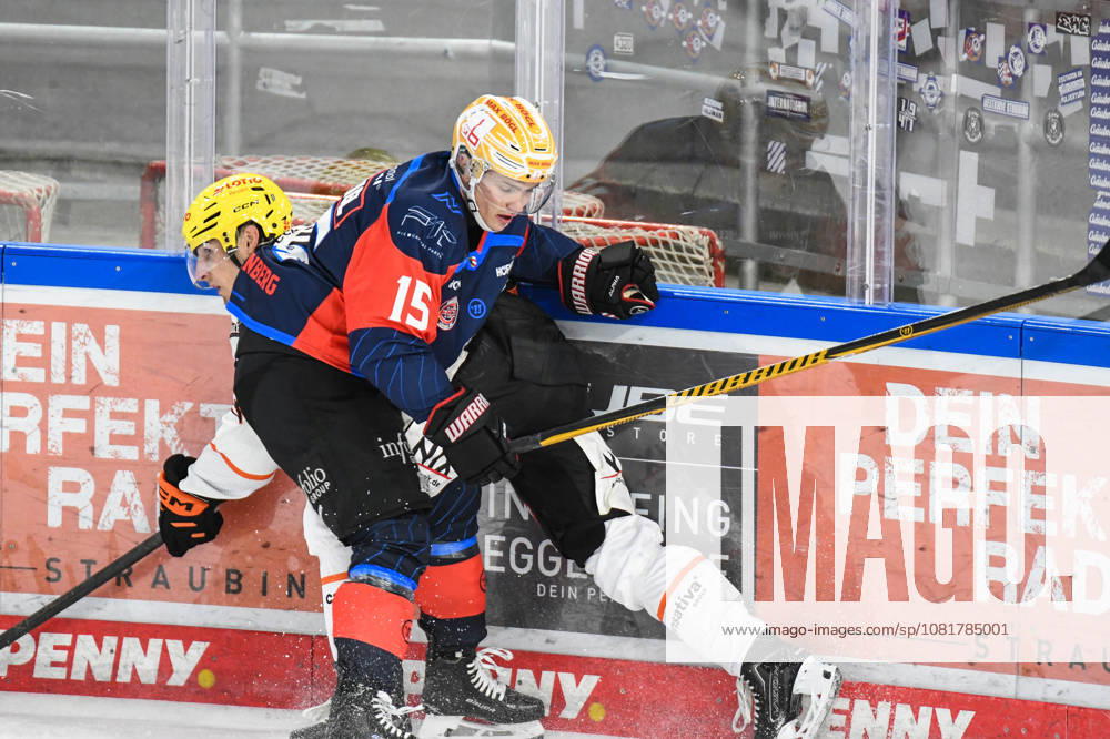 Nuernberg Ice Tigers vs. Loewen Frankfurt, Eishockey, Deutsche Eishockey Liga, Penny DEL, Vorbereitungsspiel, Gaeuboden Cup, Saison 2026 2027 am 23.08.2026 Nikolaus Heigl (Nuernberg Ice Tigers), an der Bande mit Noah Dunham (Loewen Frankfurt), Eishockey Herren, Deutsche Eishockey Liga, Penny DEL, Vorbereitungsspiel, Gaeuboden Cup, Saison 2026 2027 am 23.08.2026 im Eisstadion am Pulverturm, Nuernberg Ice Tigers (blau) gegen Loewen Frankfurt (weiss)