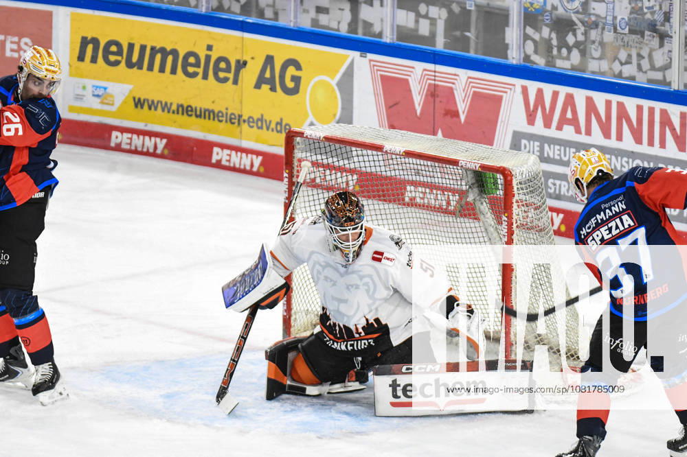 Nuernberg Ice Tigers vs. Loewen Frankfurt, Eishockey, Deutsche Eishockey Liga, Penny DEL, Vorbereitungsspiel, Gaeuboden Cup, Saison 2026 2027 am 23.08.2026 Tyler Spezia (Nuernberg Ice Tigers), vergibt den Treffer vor Cody Brenner (Loewen Frankfurt), Eishockey Herren, Deutsche Eishockey Liga, Penny DEL, Vorbereitungsspiel, Gaeuboden Cup, Saison 2026 2027 am 23.08.2026 im Eisstadion am Pulverturm, Nuernberg Ice Tigers (blau) gegen Loewen Frankfurt (weiss)