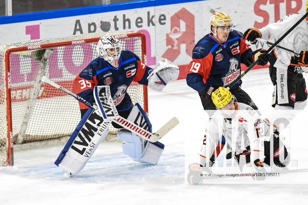 Nuernberg Ice Tigers vs. Loewen Frankfurt, Eishockey, Deutsche Eishockey Liga, Penny DEL, Vorbereitungsspiel, Gaeuboden Cup, Saison 2026 2027 am 23.08.2026 Luis Janett und Austin Magera (Nuernberg Ice Tigers), mit Noah Dunham (Loewen Frankfurt), Eishockey Herren, Deutsche Eishockey Liga, Penny DEL, Vorbereitungsspiel, Gaeuboden Cup, Saison 2026 2027 am 23.08.2026 im Eisstadion am Pulverturm, Nuernberg Ice Tigers (blau) gegen Loewen Frankfurt (weiss)
