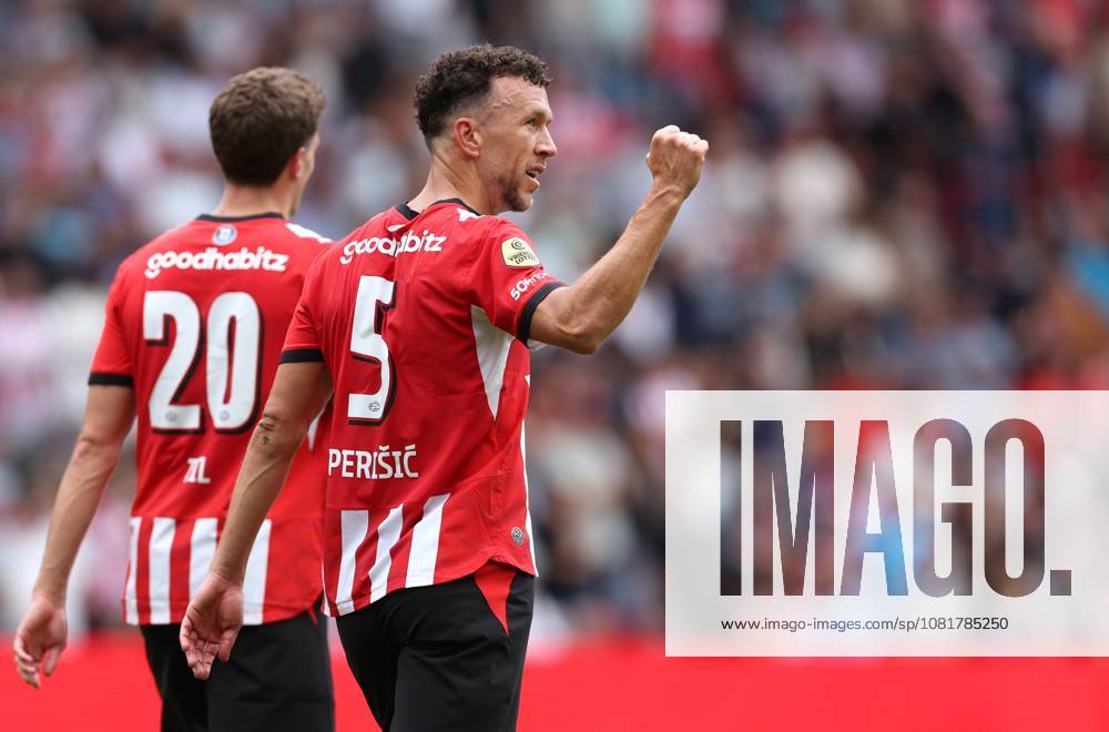 EINDHOVEN - PSV Eindhoven aanvaller Ivan Perisic viert het doelpunt tijdens de Vriendenloterij eredivisie wedstrijd tussen PSV en FC Groningen in Philips stadion op 23 augustus 2026 in Eindhoven , Nederland. -