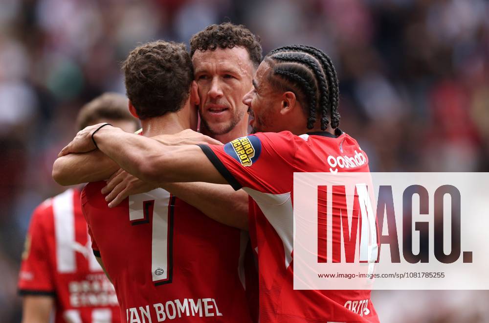 EINDHOVEN - PSV Eindhoven aanvaller Ivan Perisic heeft gescoord en viert dat met PSV Eindhoven aanvaller Ruben van Bommel. en PSV Eindhoven verdediger Armando Obispo tijdens de Vriendenloterij eredivisie wedstrijd tussen PSV en FC Groningen in Philips stadion op 23 augustus 2026 in Eindhoven , Nederland. -