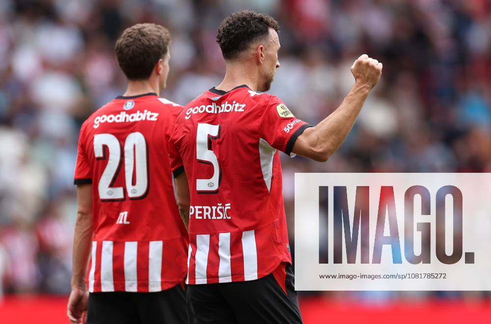 EINDHOVEN - PSV Eindhoven aanvaller Ivan Perisic viert het doelpunt tijdens de Vriendenloterij eredivisie wedstrijd tussen PSV en FC Groningen in Philips stadion op 23 augustus 2026 in Eindhoven , Nederland. -