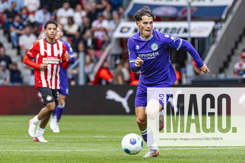 EINDHOVEN - Thom van Bergen of FC Groningen runs with the ball during the Eredivisie match between PSV Eindhoven and FC Groningen at the Philips Stadium on August 23, 2026, in Eindhoven, the Netherlands. KEVIN SENDERS ANP Eredivisie 2026 27 ANPxSportx xMarcelxterxBalsxIVx 566102615 originalFilename: 566102615