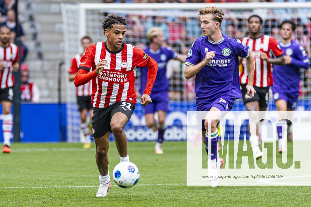 EINDHOVEN - Noah Fernandez of PSV Eindhoven runs with the ball during the Eredivisie match between PSV Eindhoven and FC Groningen at the Philips Stadium on August 23, 2026 in Eindhoven, the Netherlands. KEVIN SENDERS ANP Eredivisie 2026 27 ANPxSportx xMarcelxterxBalsxIVx 566104543 originalFilename: 566104543