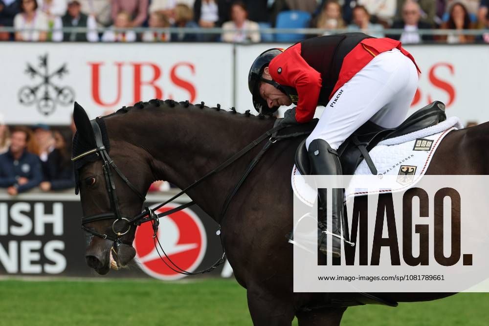 Marcus Ehning (GER, Deutschland) mit Pferd Coolio 42schaut nach dem verlorenen Eisen, Springen, FEI Jumping World Championship, WM, Weltmeisterschaft , FEI Jumping World Championship, Competition Individual Final, Longines-Prize, Longines-Preis, Finale Einzelwertung, Jumping , AACHEN - FEI World Championships 2026, Weltfest des Pferdesports, Reitsport Weltmeisterschaft 2026, Aachen 2026, Welcome Home 2026, Aachener Soers, 11. bis 23. August 2026, Reitsport, 23.08.2026, Aachen Aachener Soers Deutschland