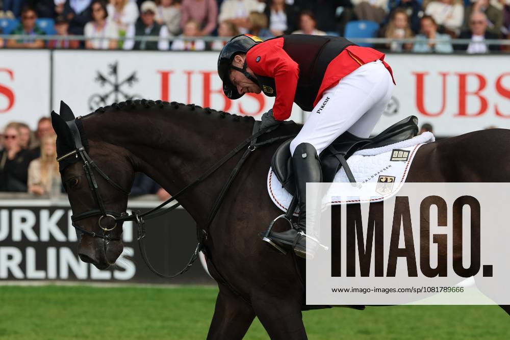 Marcus Ehning (GER, Deutschland) mit Pferd Coolio 42schaut nach dem verlorenen Eisen, Springen, FEI Jumping World Championship, WM, Weltmeisterschaft , FEI Jumping World Championship, Competition Individual Final, Longines-Prize, Longines-Preis, Finale Einzelwertung, Jumping , AACHEN - FEI World Championships 2026, Weltfest des Pferdesports, Reitsport Weltmeisterschaft 2026, Aachen 2026, Welcome Home 2026, Aachener Soers, 11. bis 23. August 2026, Reitsport, 23.08.2026, Aachen Aachener Soers Deutschland