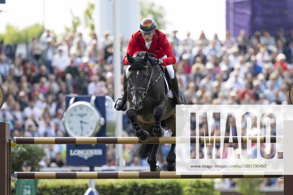 Daniel DEUSSER (GER) auf Otello de Guldenboom, im Sprung, Einzelaktion, Aktion, im Springen S3, Umlauf A, FEI Jumping World Championship, WM, Weltmeisterschaft - Individual Final - LONGINES-Preis, am 23.08.2026, FEI Reit Weltmeisterschaft Aachen 2026 vom 11. - 23.08.2026 in Aachen Deutschland; Â