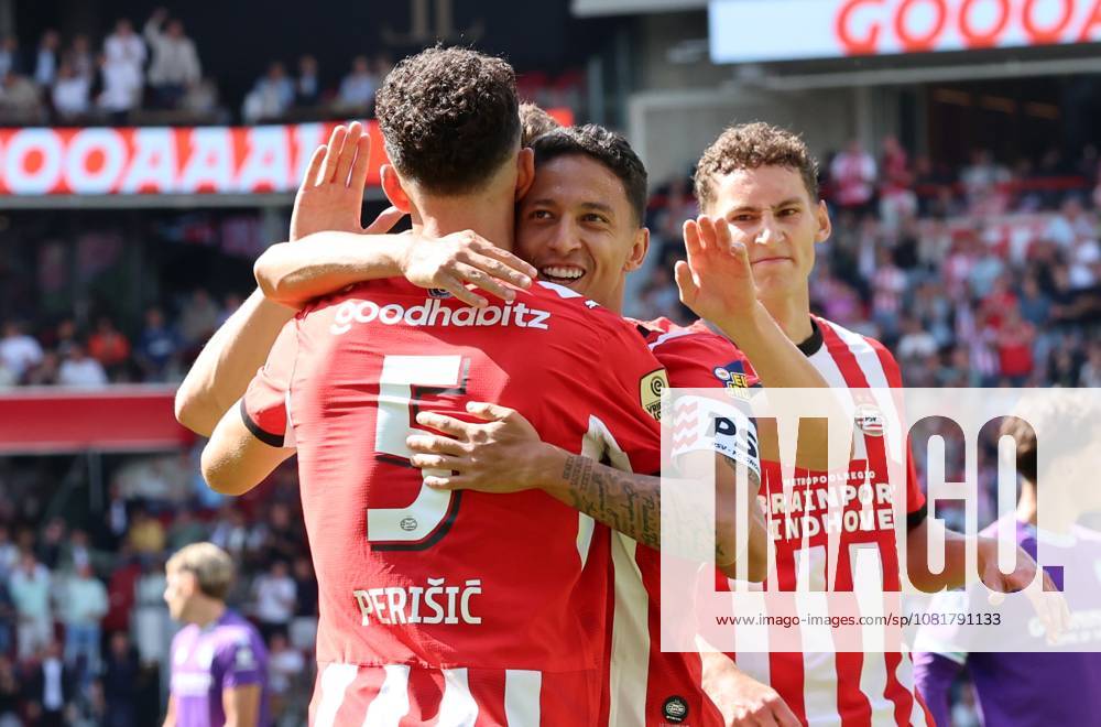EINDHOVEN - PSV Eindhoven aanvaller Ivan Perisic viert het doelpunt met PSV Eindhoven verdediger Mauro Junior tijdens de Vriendenloterij eredivisie wedstrijd tussen PSV en FC Groningen in Philips stadion op 23 augustus 2026 in Eindhoven , Nederland. -